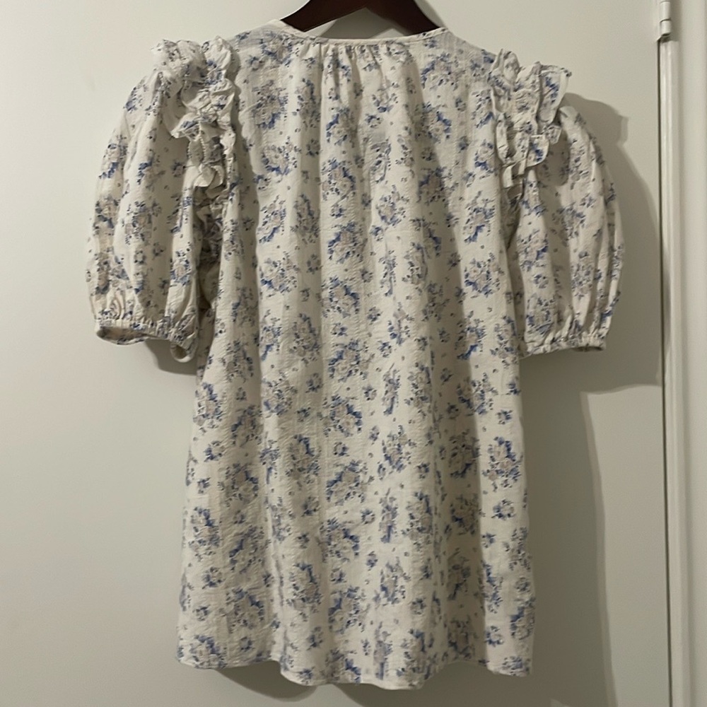 NWOT Olivaceous Puff Sleeve Blouse - Cream and Blue Floral Size M - Picture 3 of 7
